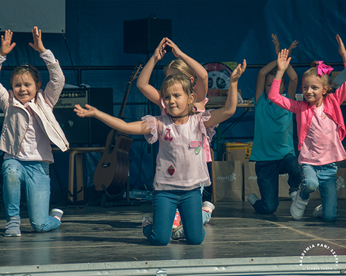Pokaz taneczny dzieci z zespołów Akademii Pani Szafki Marki