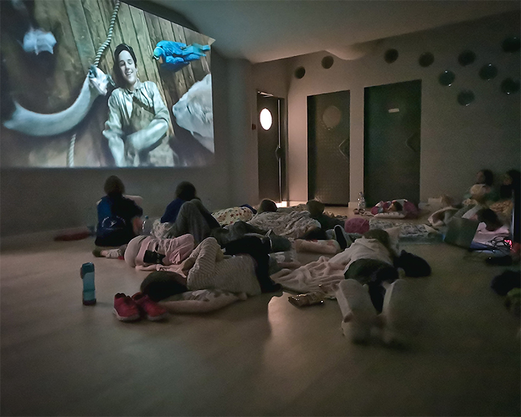 seans filmowy na obozie rekreacyjnym dla dzieci