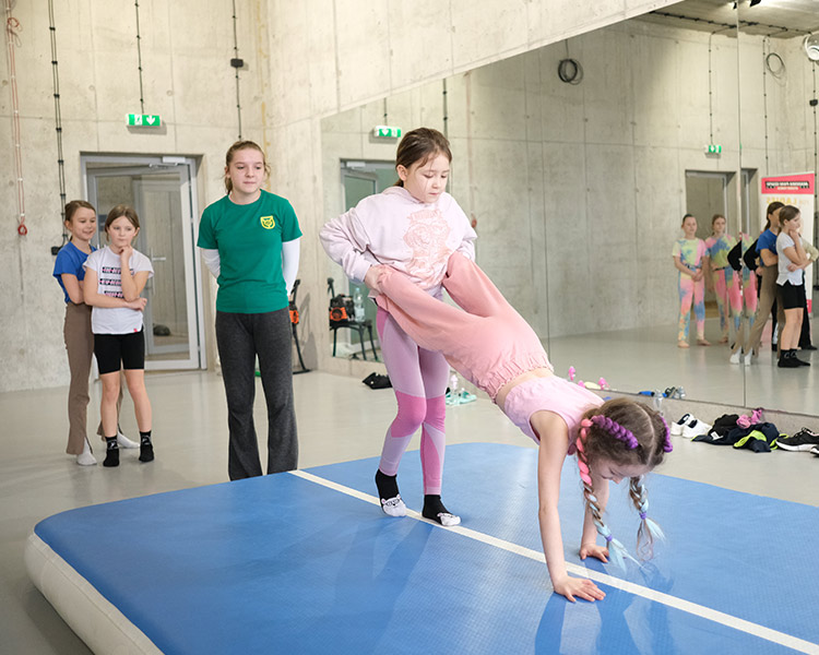 Obóz akrobatyczny - acro camp- obozy - pani szafki