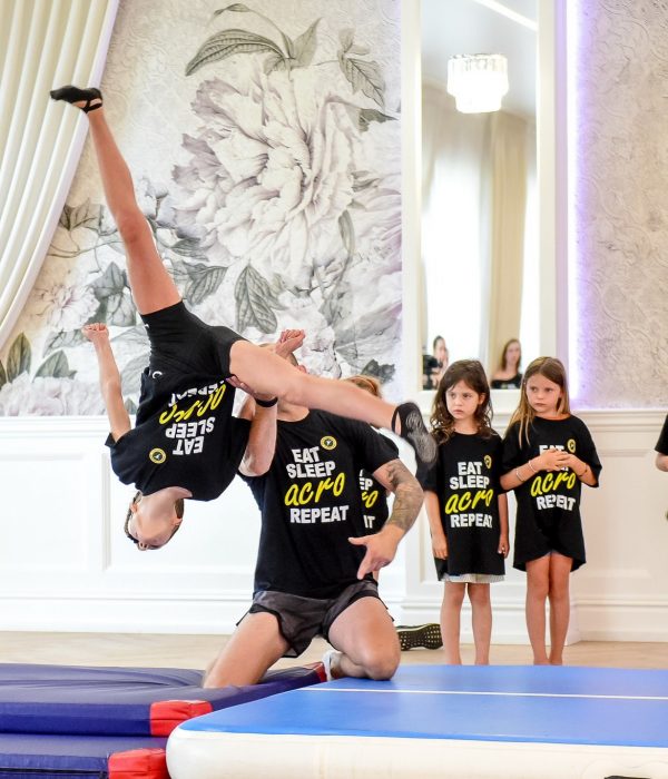 Acro Camp, obóz akrobatyczny dla dzieci, trening na&nbsp;materacach