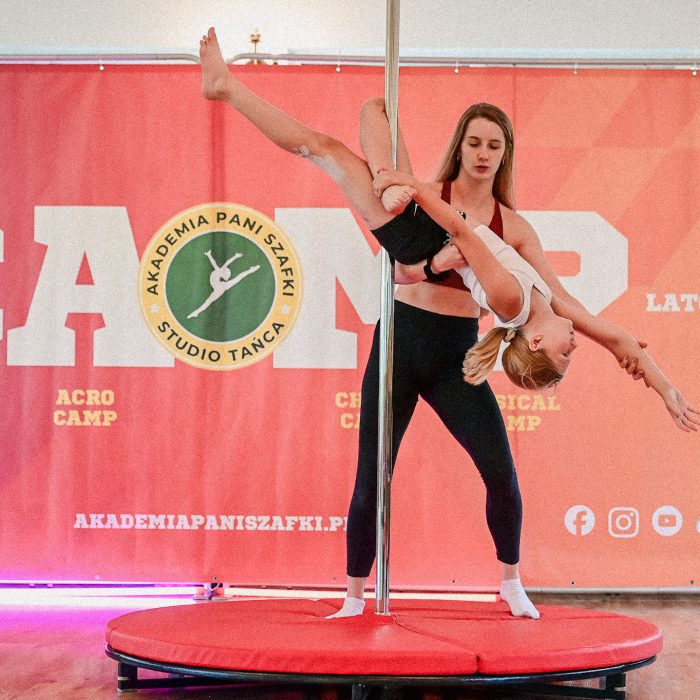 uczestnicza pole dance camp podczas zajęć treningowych z&nbsp;trenerka