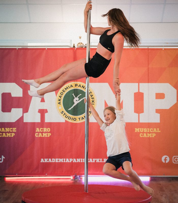 obóz pole dance dla dzieci nad&nbsp;jeziorem Serwy trening Akademii Pani Szafki