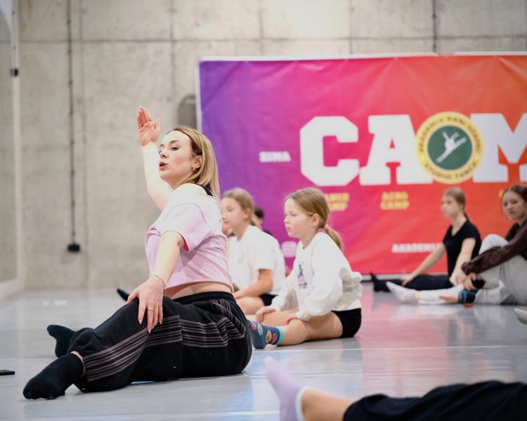 Trening choreografii podczas Dance Camp: praca nad techniką i jakością ruchu