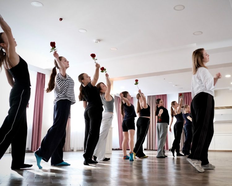 Próba choreografii na obozie tanecznym: formacje i synchronizacja