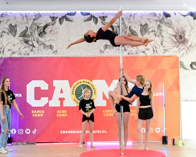 finałowy występ dzieci na obozie pole dance nad jeziorem